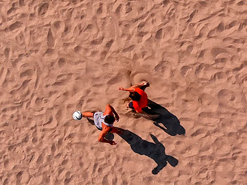 Anuncio de Pokestars practicando Futbol Playa